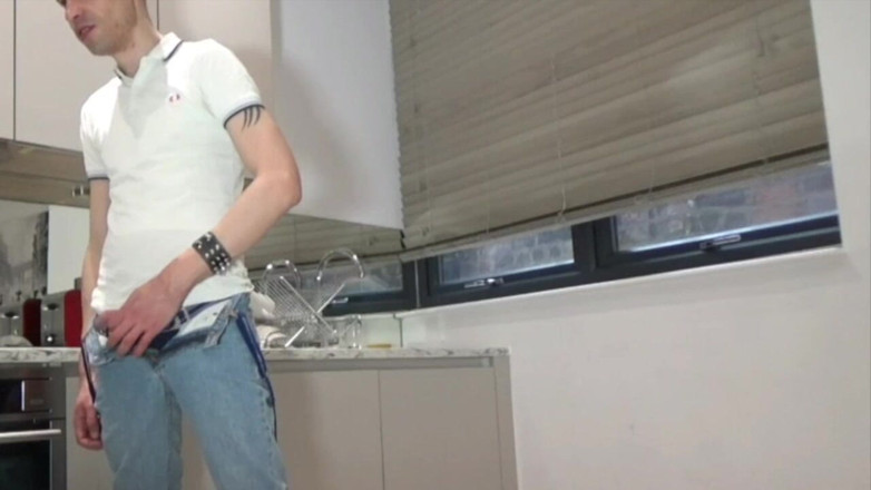 GAY USED RAW BY STRAIGHT BOY CURIOUS: Geneukt door een Sking in Londen