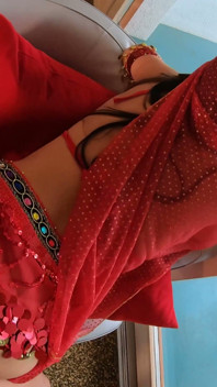 Une brune sexy baise son copain avec son ceinture