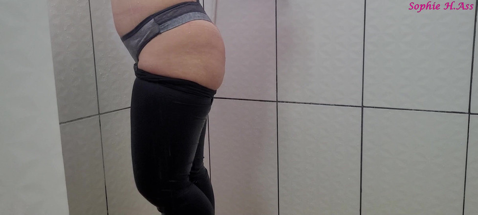 Sophie HelenAss: Blonde yang sangat panas di bilik mandi. Sophie Helenass berpantat...