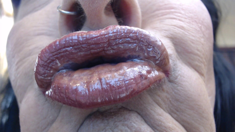 Abby Anna: Wand gold gloss super pucker close up