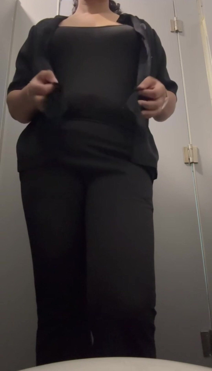 Hot Indian mommy: Desi Bhabhi Boobs Show