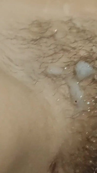 Une chatte poilue se fait baiser