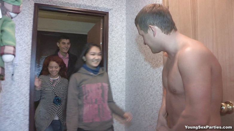 Young Sex Parties: 与红发和亚洲青少年四人行