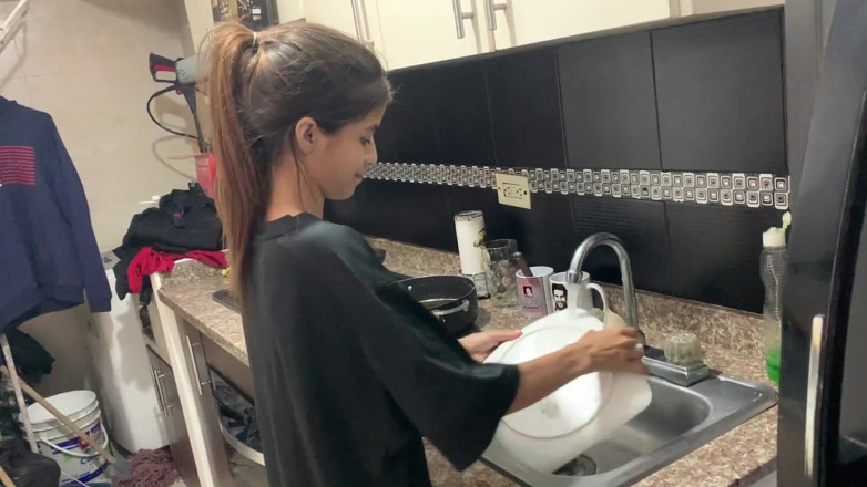 TUflacasex123: Üvey kız kardeşim evde yalnız olduğumuzda beni azdırıyor