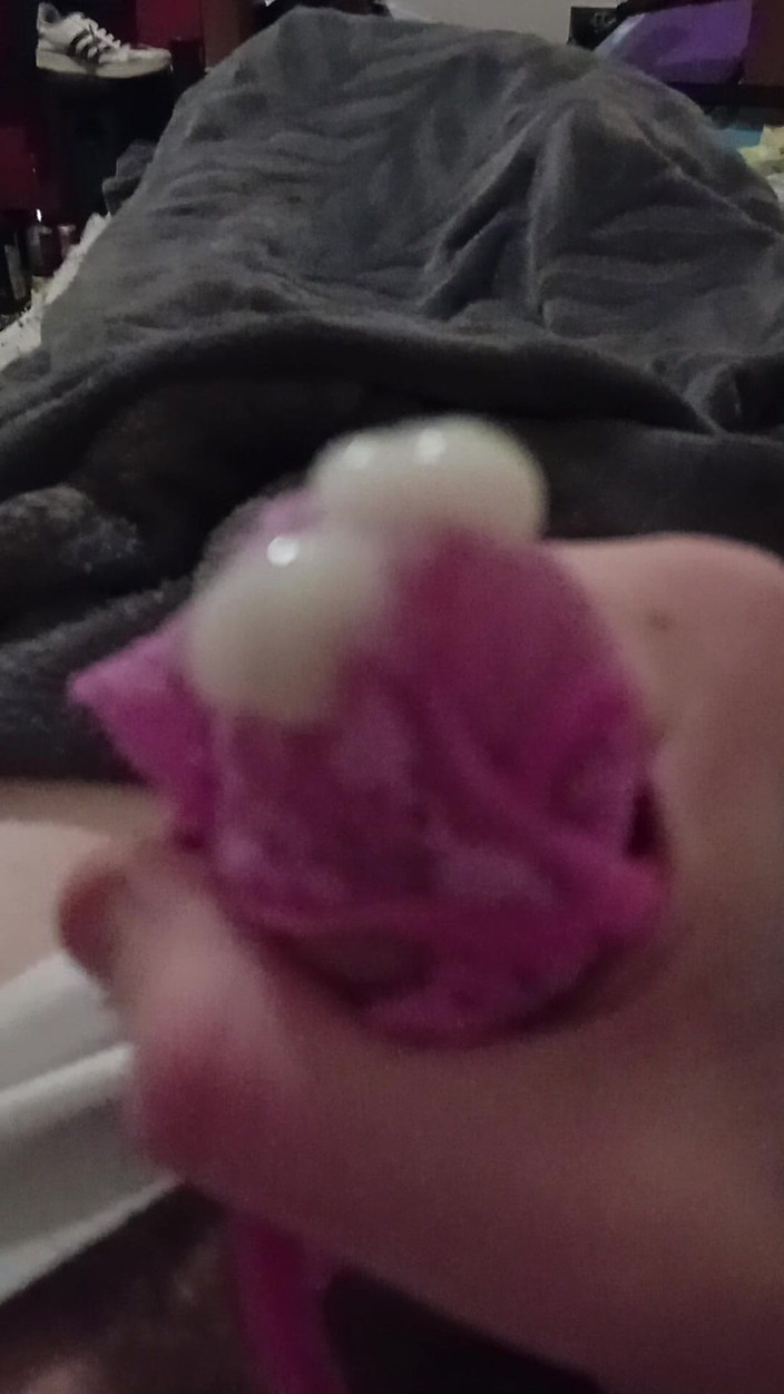 Cuminpanties22: Súper gruesa corrida en mis amigos linda braga rosa