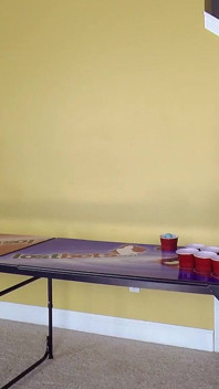 Jeden odvážný strip air pong pohyb má divoký výstřik protihráče