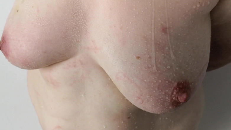 Bouncy Tits Action: Toket dengan waterdrops