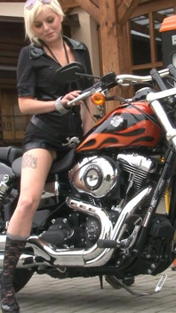 Zeița blondă tatuată adoră să-și arate corpul sexy
