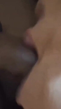 Macecha bere nevlastního syna ptáka do pusy velmi romanticky kouření