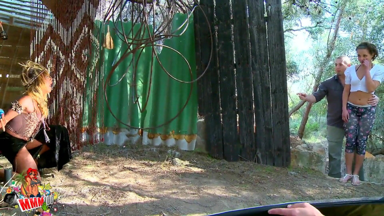 MMM100: Vrăjitoare voodoo negresă stropind la orgasm și futându-se în cur în cabina ei