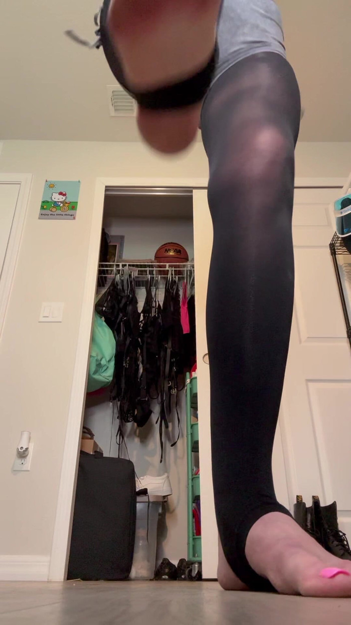 Peppermint Giantess: Calpestare duro a piedi nudi in staffe taglia 16 piedi