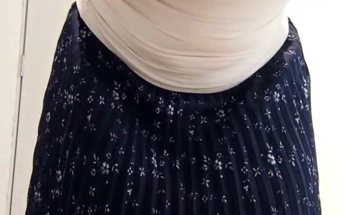 Kndy Kmille: セクシーなナルゴナが洋服屋で自慰行為をする