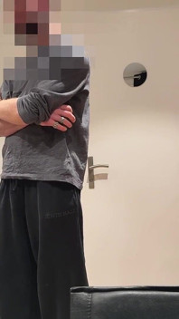 Heterosexual Jock, înaltă și păroasă, este suptă prima dată de un tip și ejaculează în gură