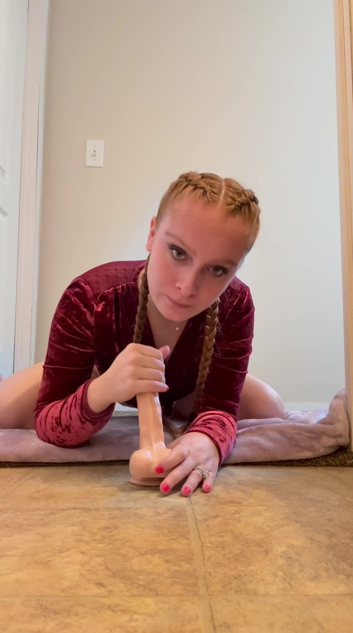 LilRedKinkQueen: Si cewek hot rambut merah lagi asik ngentot dildo sambil...