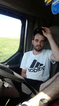 Honění v šortkách v zaparkovaném autě a kouření cigarety