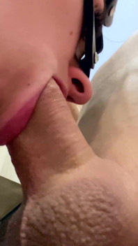 Ağızdaki spermin dibinden görünümle oral seks