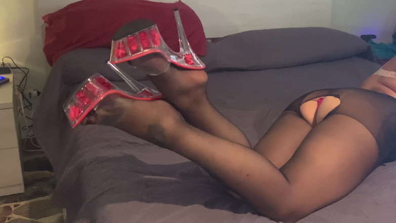 CoppiaCollant: Collantshow devant la caméra en direct : éjaculation dans mes talons hauts