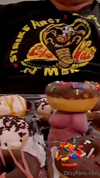 Zakar besar menghidangkan donat dengan frosting tambahan