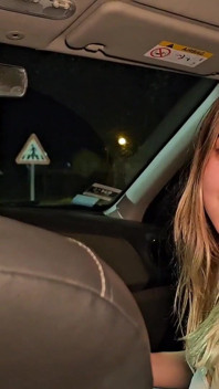 Šli jsme nakupovat s několika přáteli v autě a čtyři z nás skončili sexem v autě.