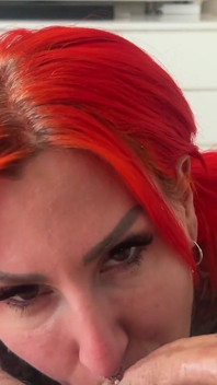Sono una regina della gola profonda e disordinata!