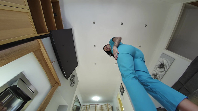 Jimmy Draws: Roxy Mendez - asistentă care sta pe față