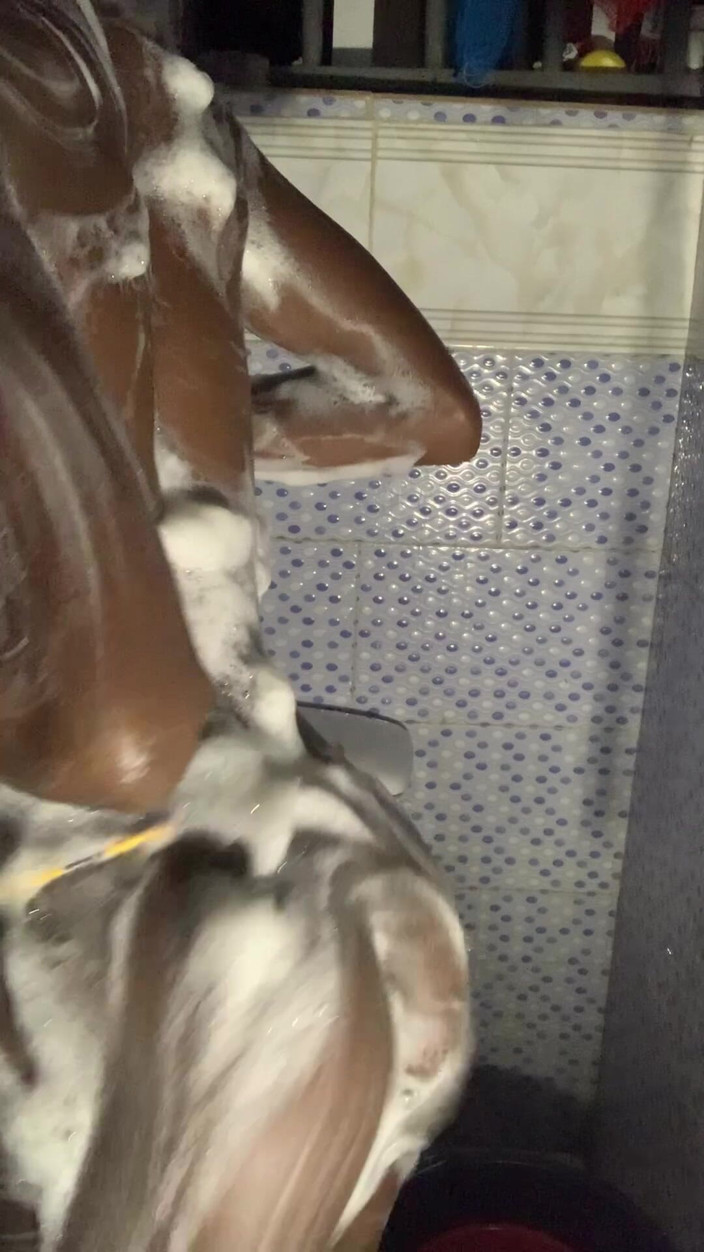 Browngurl234: Nena de ébano caliente solo tiempo en el baño