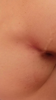 Um jovem com um buraco apertado fode o pau grande do papai sem camisinha