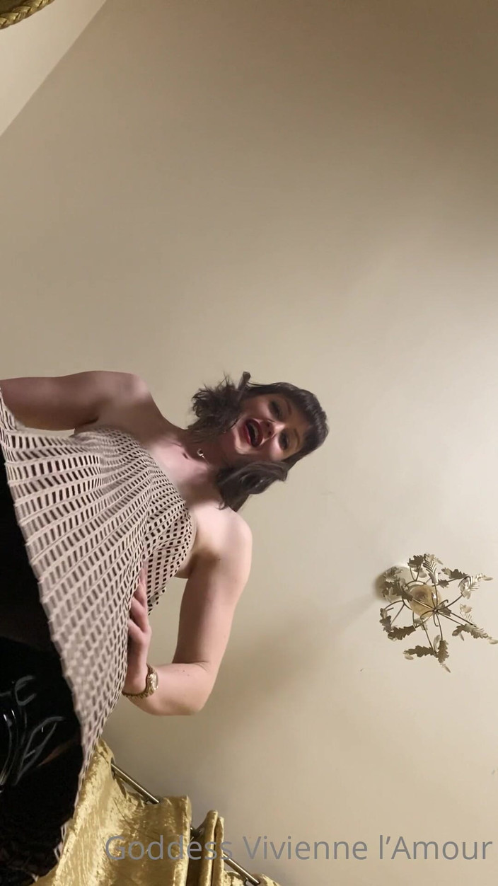 Vivienne l'Amour: Vivienne L'amour - Giantess吞下你整个