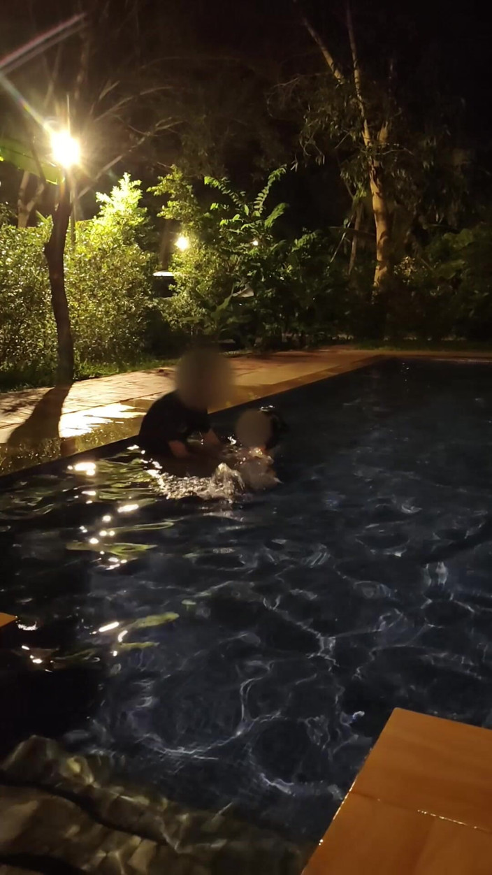 Anonymous Vlogger: Heiße ehefrau riskiert, nachts im öffentlichen pool zu ficken