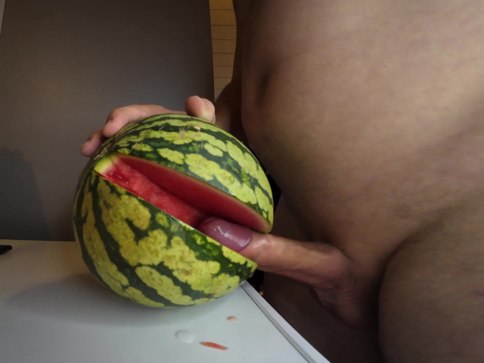 69KinkyCouple: My Way of Beeing un vegan. Futând un pepene verde
