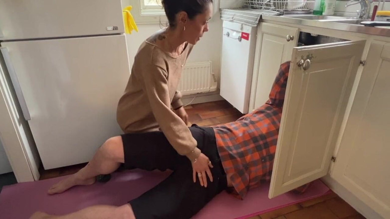 LoveAndRopes: Ama De Casa Se Puso Cachonda Viendo Al Fontanero Trabajando...