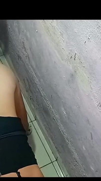 Istri tanpa celana dalam pamer di bar!