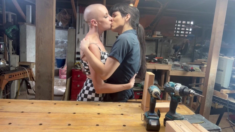 Mia Macana: Comendo buceta e chupando pau trans no trabalho