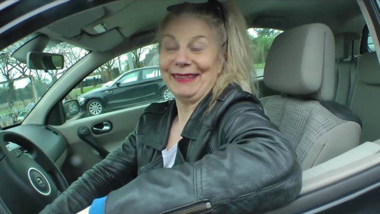 Paris Jango: La abuela se mea antes de ser follada por una...