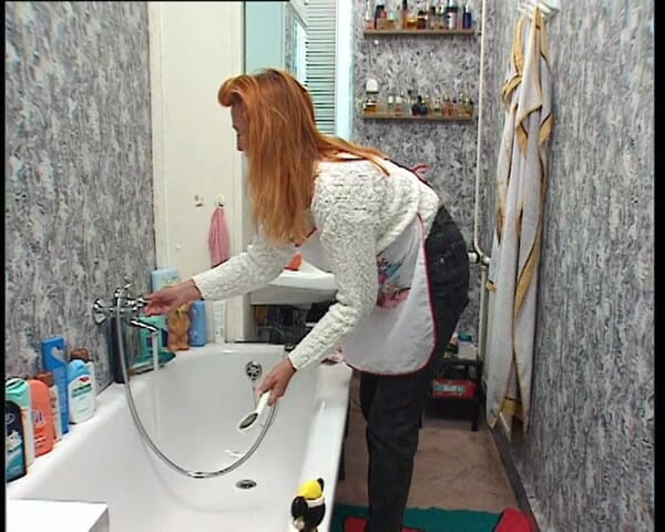 YOUR FIRST PORN: Tante Nina Wichst în Der Badewanne - Mătușa Nina se masturbează în cadă