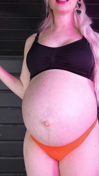 Cameltoe și burtă de 9 luni de sarcină,