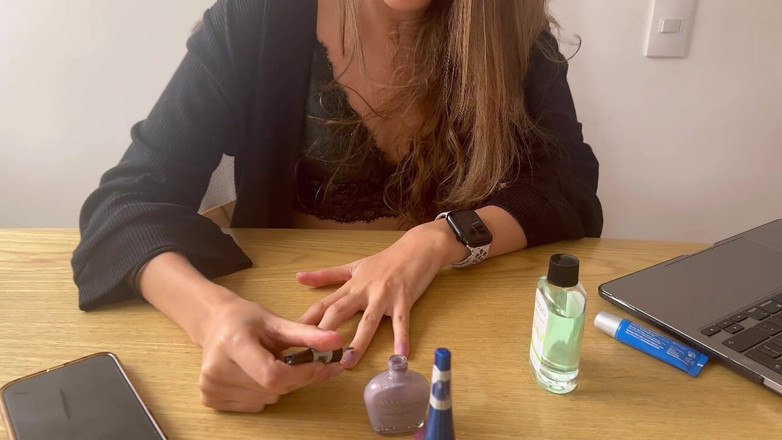 scarlettandc: Jag målar naglarna och det får mig att onanera