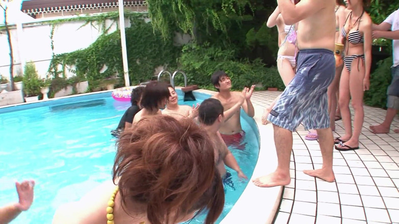 Slamming Asian Orgies: Fetele asiatice vor niște chestii fierbinți în aer liber
