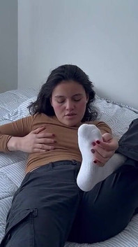 Người phụ nữ chạm vào mình và đạt cực khoái khi chạm vào, ngửi và cảm nhận bàn chân của mình