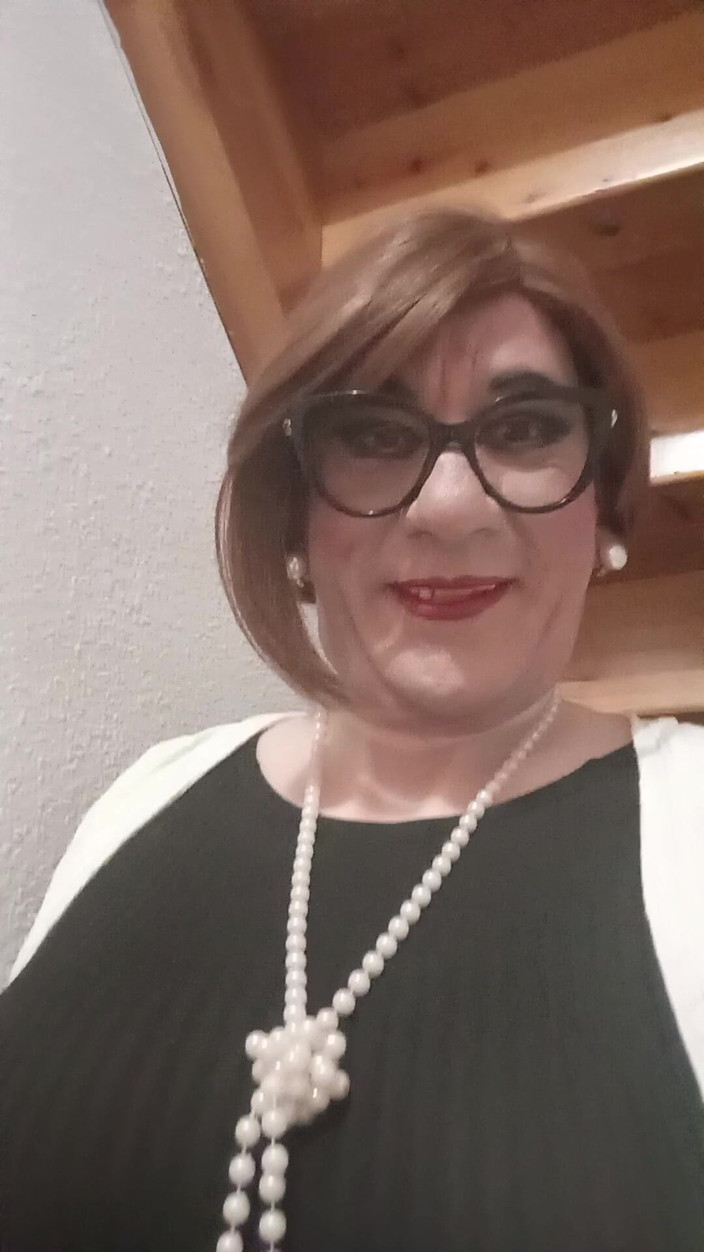 Yusti: Băiat travestit arătându-și curbele în fața oglinzii