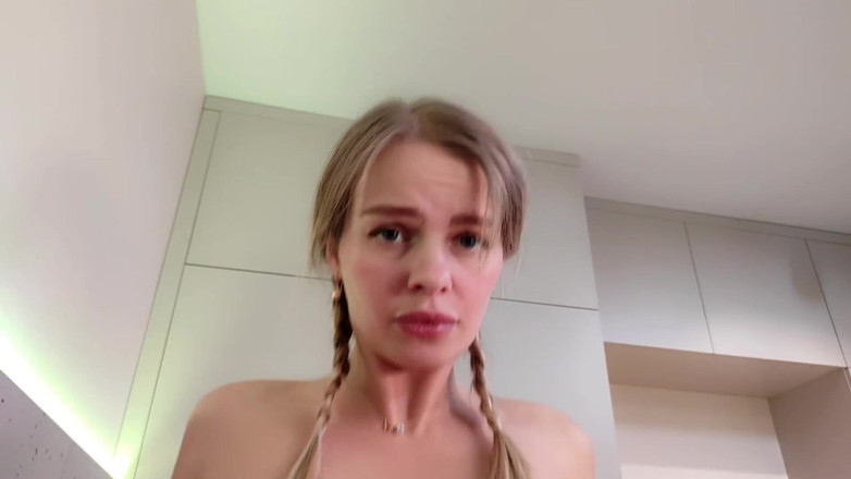 S-Wife Katy: La hermanastra resultó ser otra zorra y le permitió correrse...