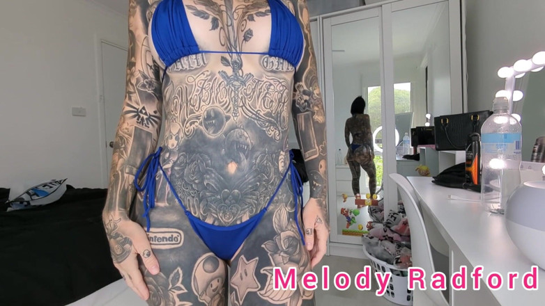 Melody Radford: Oscuro y azul claro frilly micro bikini prueba en Melody...