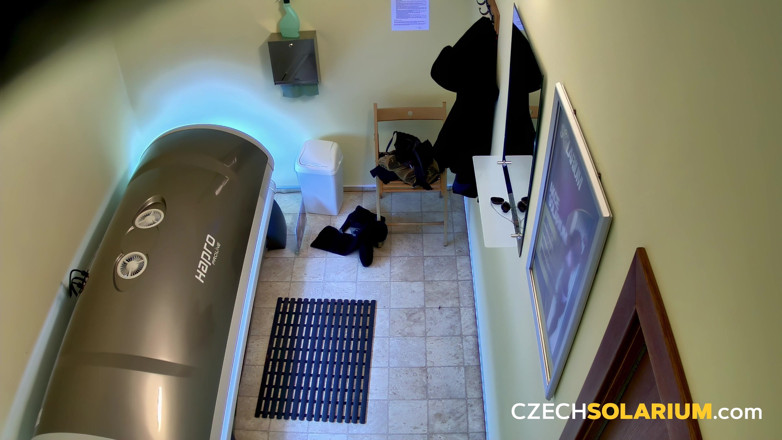 Czech Solarium: Solarium tchèque 4 : une bombasse à forte poitrine laisse traîner tout