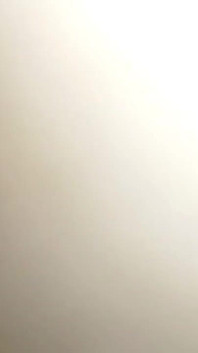 彼女はタオルの下に裸になってきました...。何ができるでしょうか