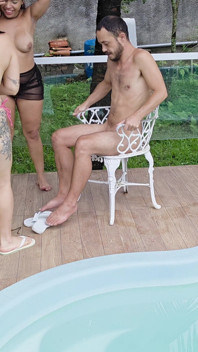 Nu L-au Lăsat Pe Curatorul Piscinei Să Plece Fără Să O Dovedească Mai Întâi