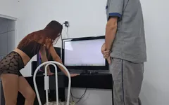 Vagabunda recebe técnico de internet sem calcinha e se mostra