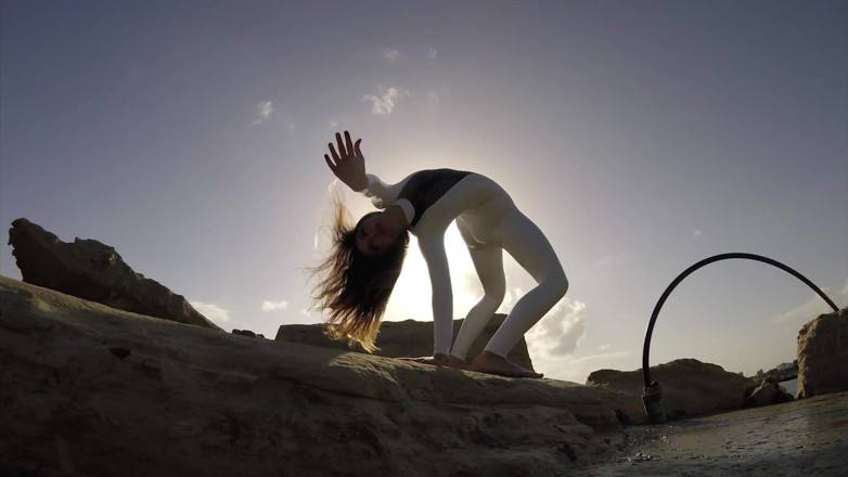 Flexilady: Elegnante contorcionista em spandex branco