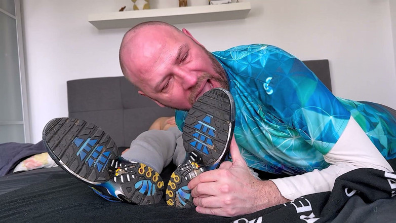 Czech male foot: Ringside Devotion: Young Boxer Bruno Commands Slave Ben’s Full Worship