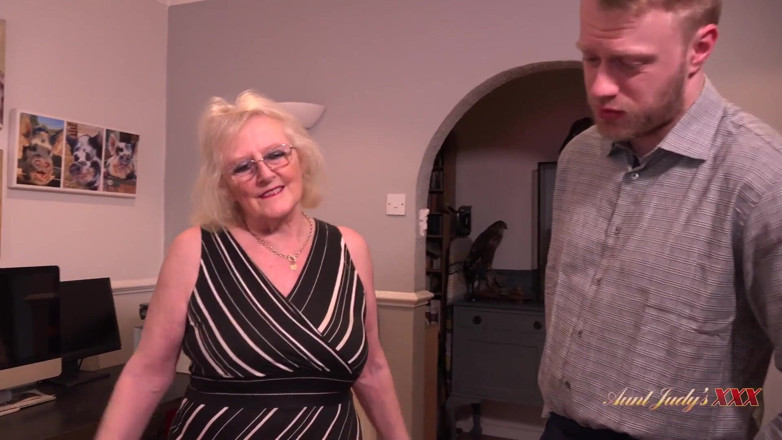Aunt Judy's XXX: TanteJudysXXX - geile GILF frau claire fickt den schuldner