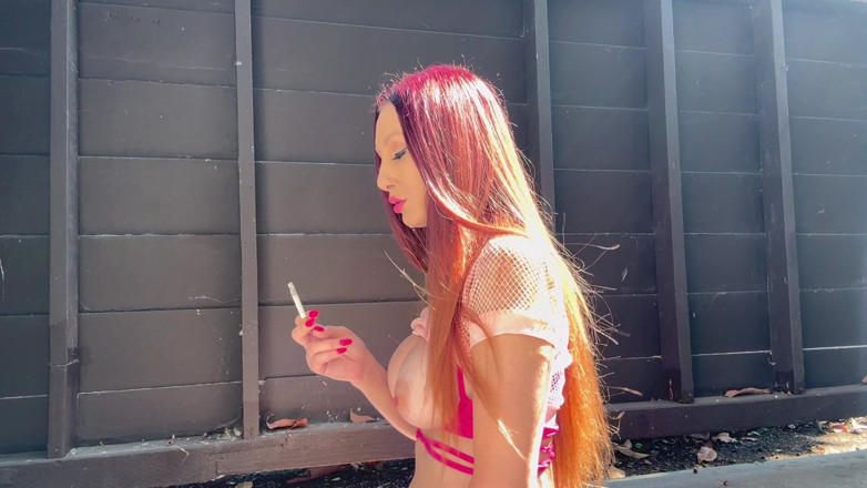 Artemisia Love: Fumando un cigarrillo y mostrando mis jugosas tetas
